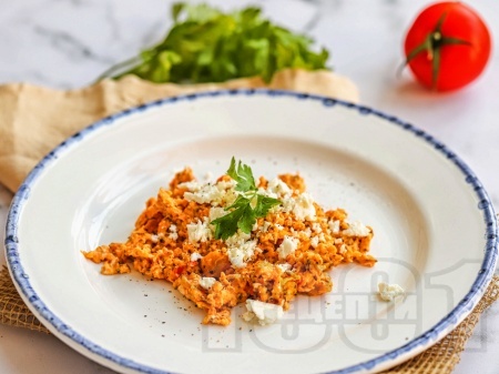 Бъркани яйца по гръцки с домати, сирене, чесън и риган - снимка на рецептата
